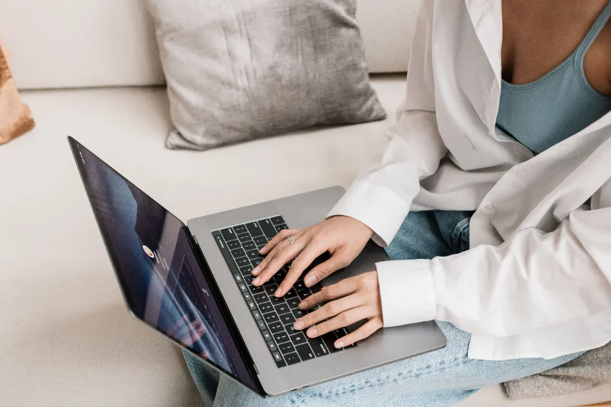 Person browsing securely on a laptop while the App protects against hidden trackers